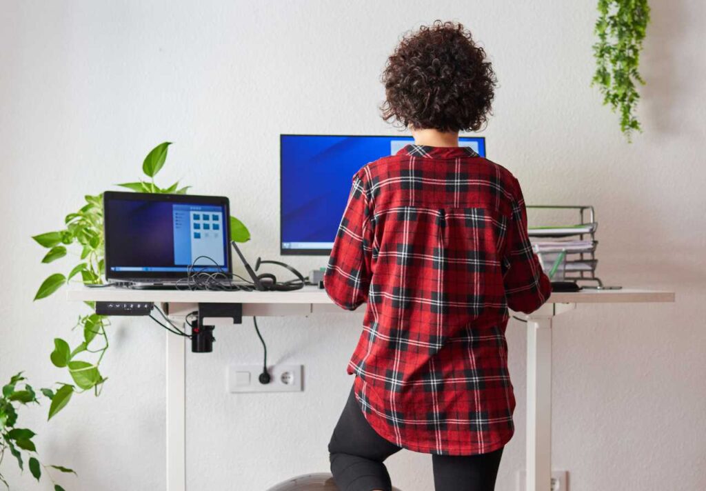 Benefits of using sit-stand desks | Health & Safety | Praxis42