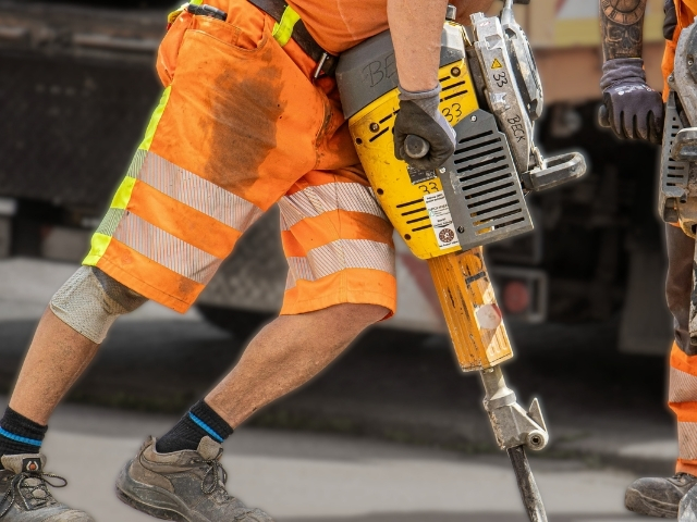 Vibration Awareness thumbnail - a worker using a pneumatic drill